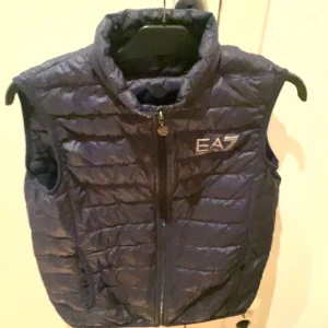 Armani väst - Säljer en Armani väst. Den är i ett bra skick 