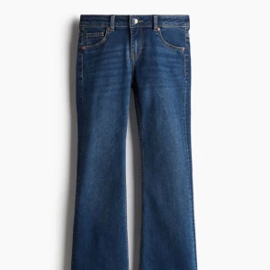 Lågmidjade jeans - Säljer dessa slutsålda jeans från hm som är slutsålda😊 storlek 32 men passar lite tajt på mig som är 161 cm och storlek 34 Köptes för 199kr