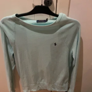 Polo Ralph lauren tröja - Säljer en stilren ljusblå tröja från Polo Ralph Lauren. Tjöjan är i ett väldigt bra skick. Passar i storlek S