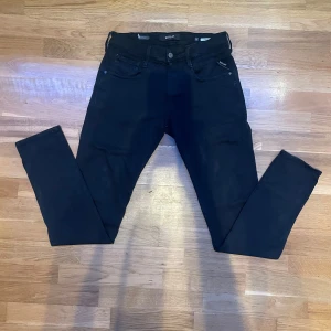 Svarta jeansbyxor från Replay - Snygga svarta jeansbyxor från Replay, modell Anbass. De har en klassisk design. Perfekta för en stilren look. Storlek: w32 l34. Hör av dig vid några frågor.🙂