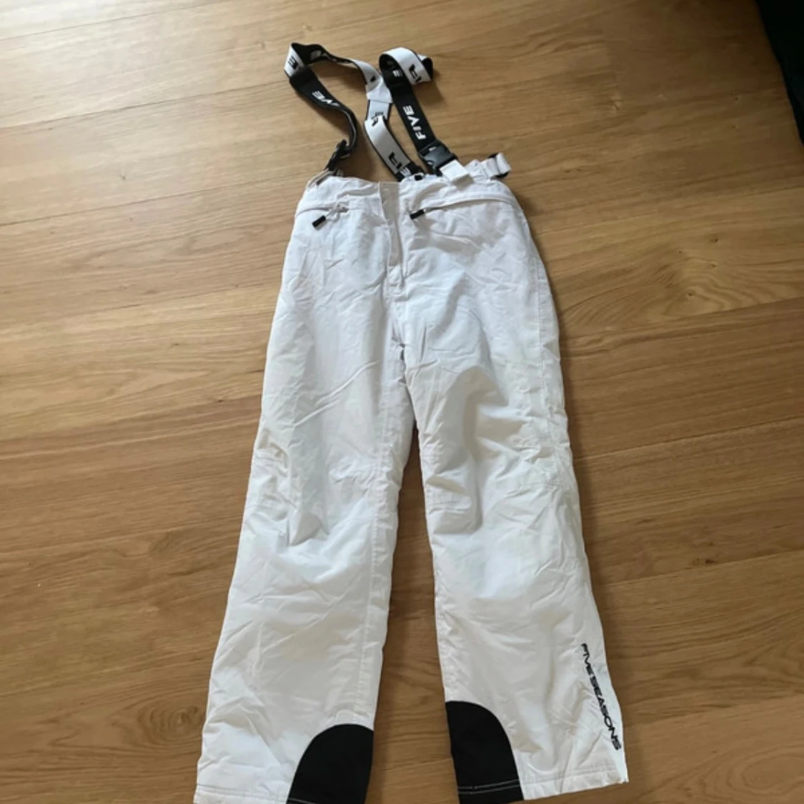Vita skidbyxor med hängslen