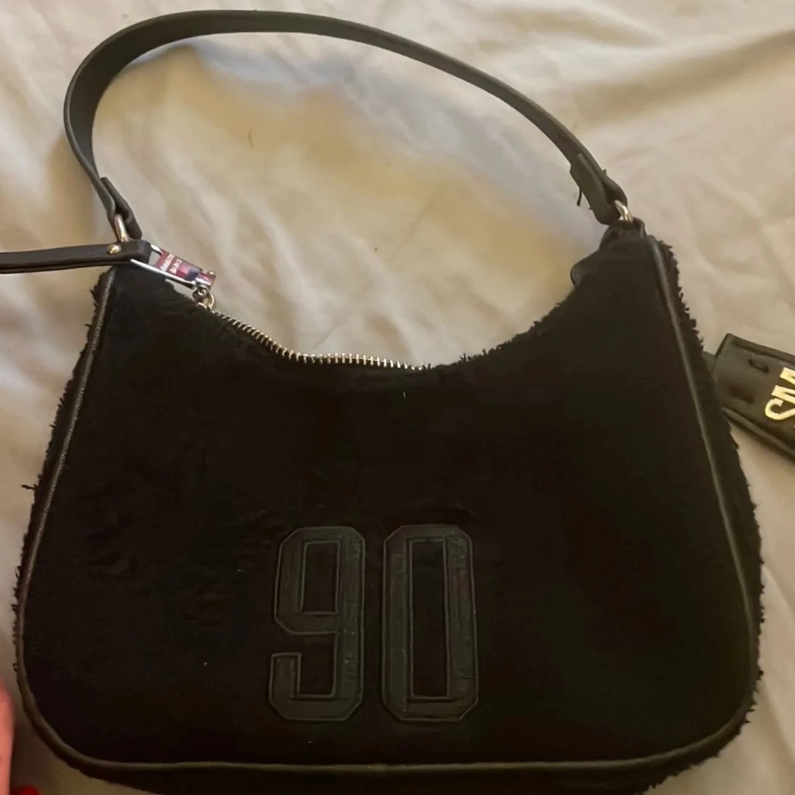 Svart axelväska med textdetaljer - 90