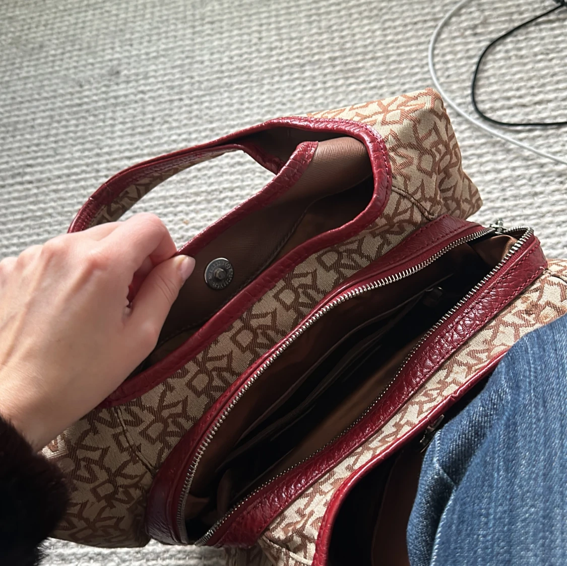 Beige och röd axelväska med monogram - 90