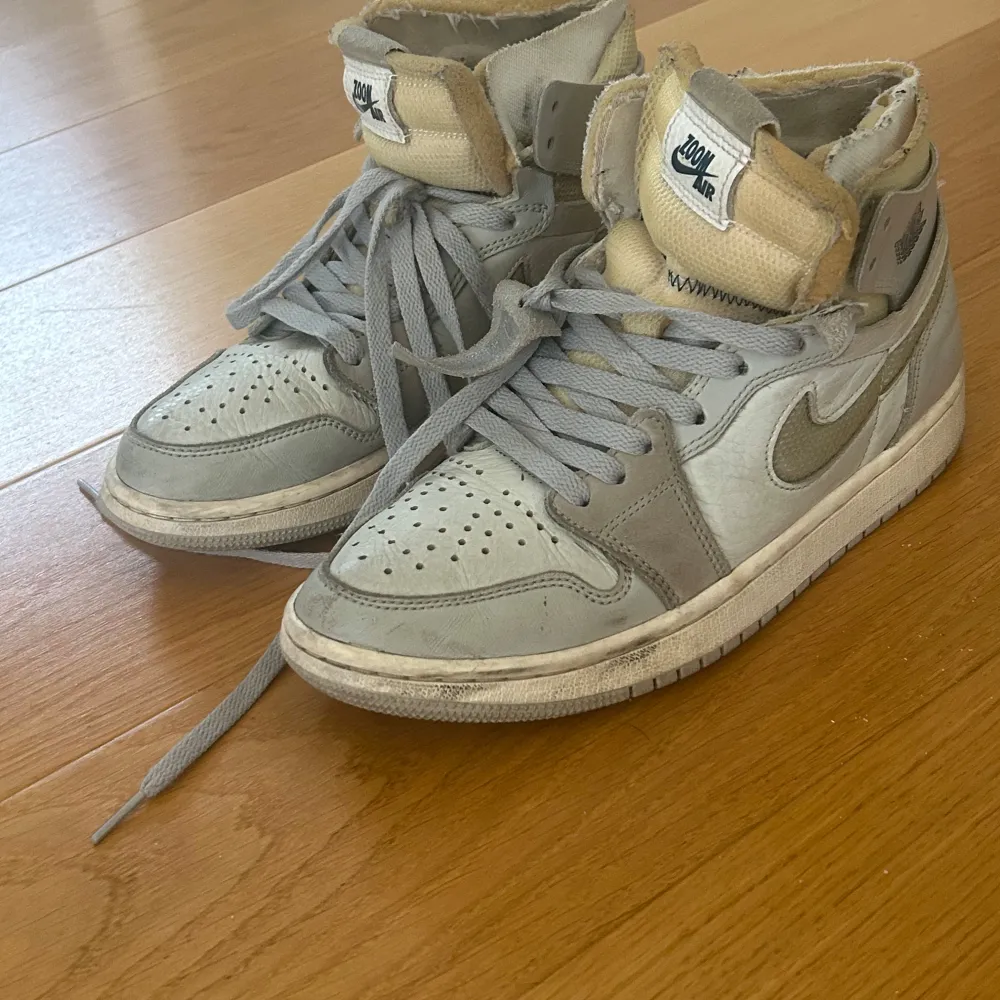 Säljer ett par grå Nike Air Jordans med snörning och hög design. Storlek är W39. Använda ett par gånger, lite smutsiga. Original pris är 1500kr. Kengät.