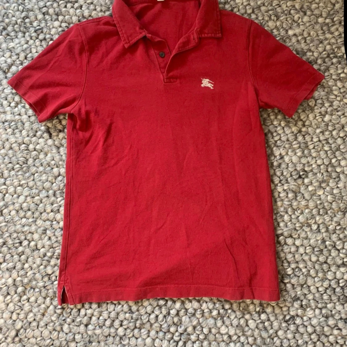 Röd pikétröja från Burberry 