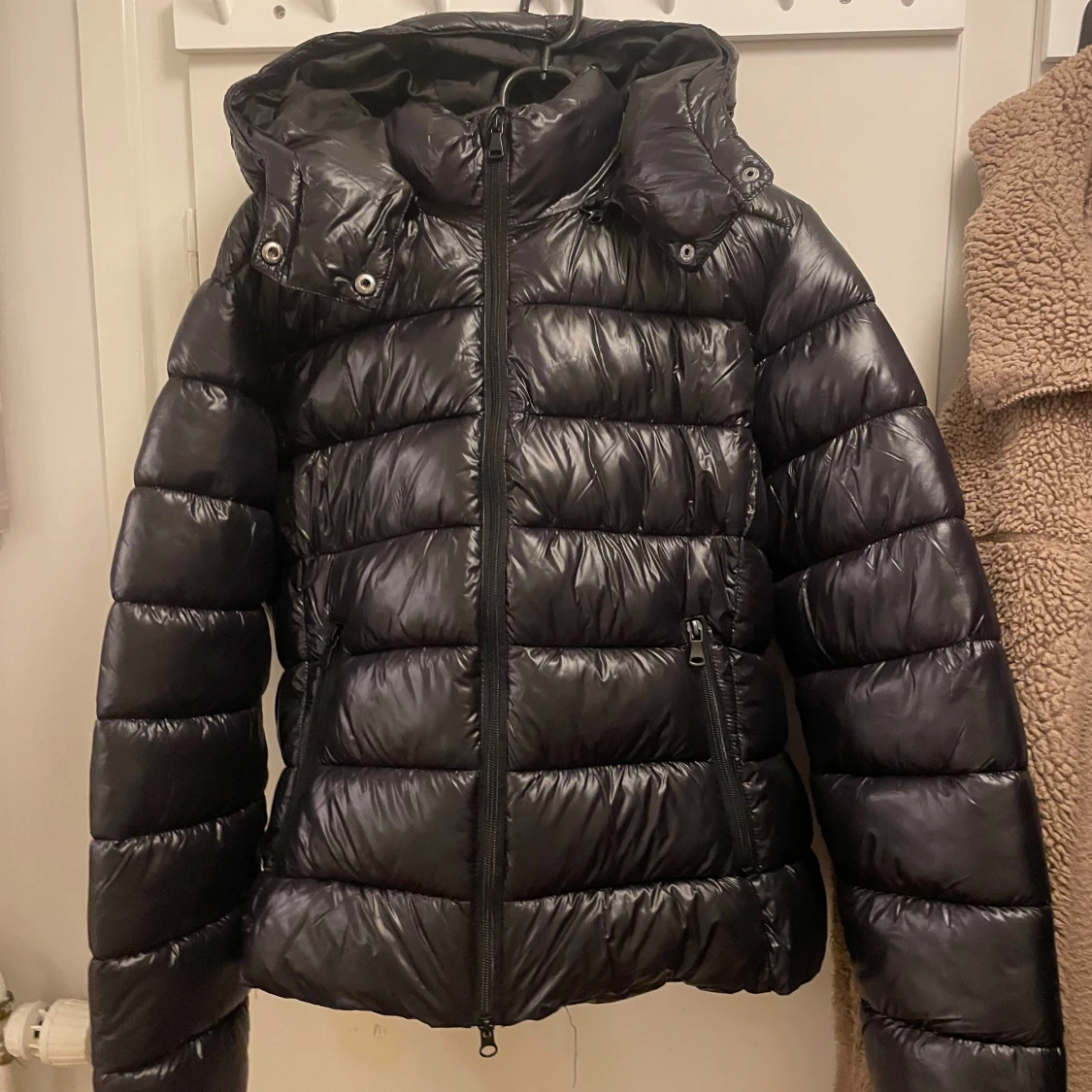Svart pufferjacka från 157