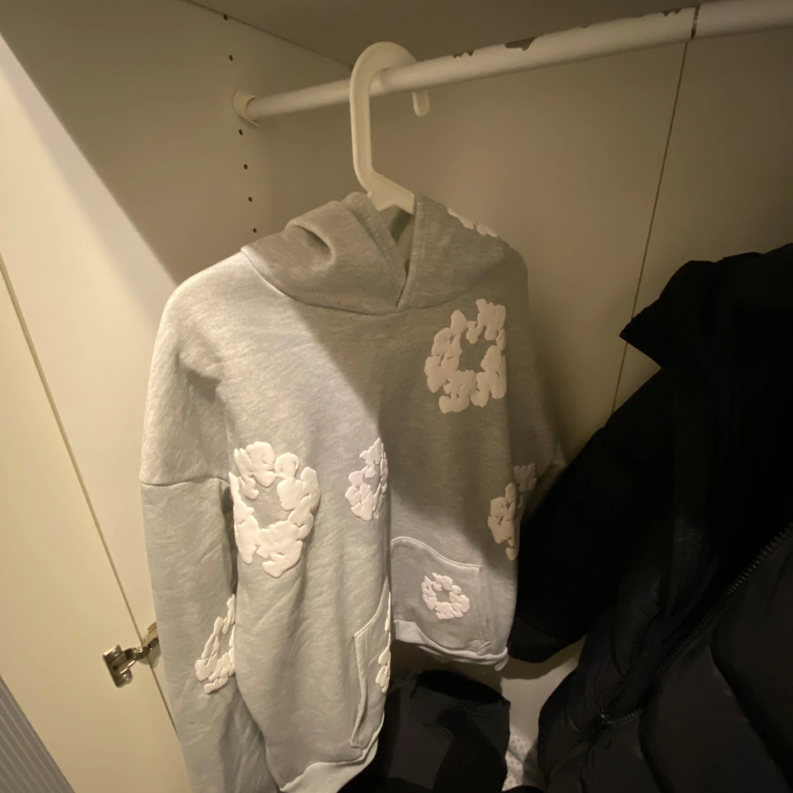 Grå hoodie med blommönster från Denim Tears - 92