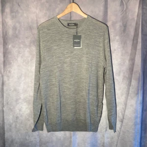 Dressmann Tröja  - Sjukt skön och snygg tröja i 100% merinoull från Dressmann. Storlek L så passar alla mellan 180-190 cm ish, true to size alltså. Tröjan är helt ny med lapp kvar, nypris 599🔥