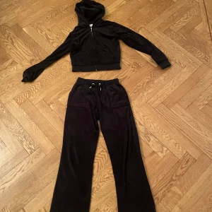 Juicy couture set - Ett jätte snyggt juicy couture set som köptes från kidsbrandstore förra året. Byxorna är i storlek 9/10 år och tröjan 10/11. Säljer på grund av att jag har vuxit ur dem. 