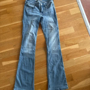 Blå bootcut jeans från Hollister - Low waist bootcut jeans från hollister💕💕midjemått 32 innebenslängd 76