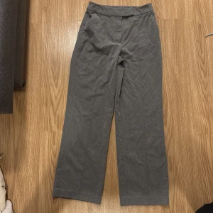 Grå kostymbyxor - Gråa kostymbyxor från kappahl i storlek 36