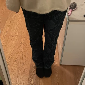 Orm mönstrade jeans - Unika orm mönstrade jeans!!😍😍Storlek 29 men motsvarar ungefär storlek 38