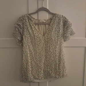 Söt blus - Blus från Mayla i hyfsat bra skick! Nypris 2300kr🥰