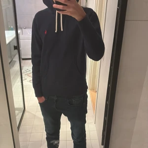 Ralph lauren hoodie - En mörklblå ralph lauren hoodie i st S. Köpt för ett tag sedan samt inga defekter. 