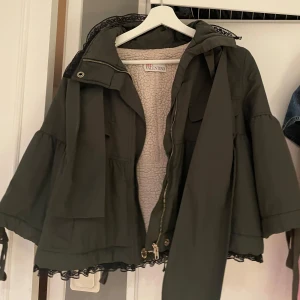 Valentino jacka  - Säljer denna snygga fodrade valentino jackan , köpt secondhand, men äkthets bevis finns på lapparna i jackan ❤️