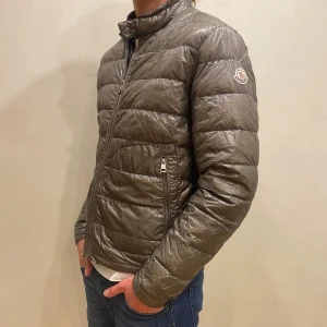 Moncler Jacka  - Hej! Säljer nu min jacka från märket Moncler, storlek S, bra skick modellen är 184cm och väger 70kg . Tveka inte på att höra av dig om du har frågor eller funderingar kring jackan!
