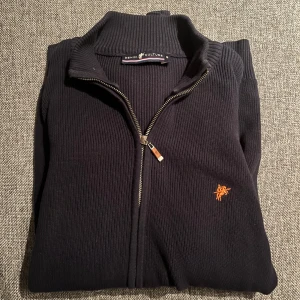 Denim culture helzip - Säljer en mörkblå helzip från denim culture. Riktigt stilren och i nyskick!