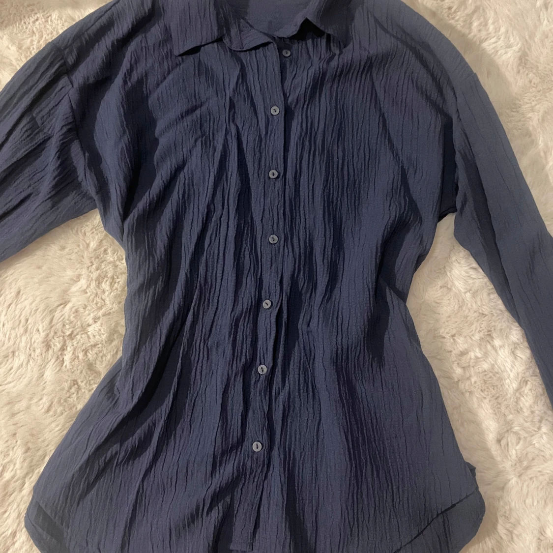 Mörkblå skjorta med knappar - 90