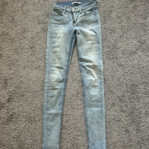 Levi's 710 Super Skinny Jeans -  Ljusblå Levi's 710 Super skinny jeans.  Köpta för ca 800kr. Går att sy om till bootcut om man vill. 