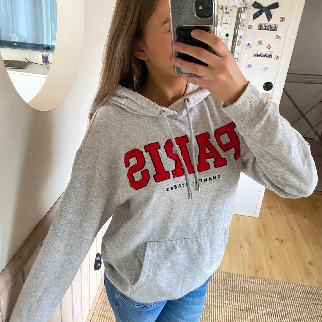 Grå hoodie med Paris-tryck - 2