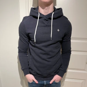 Morris Hoodie - Skön Morris Hoodie! | Använt men fortfarande fint skick, den är något nopprig men inget man tänker så mycket på dessvärre har den ett litet hål som är under luvan vilket är tur då hålet inte kommer synas speciellt mycket där! | Storlek S. | Ställ gärna frågor innan du köper!