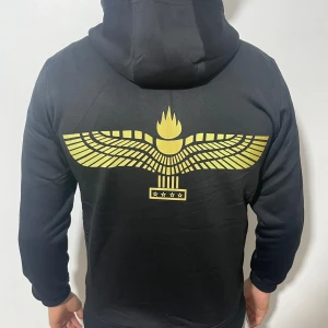 Svart hoodie med guldtryck - Snygg svart hoodie med ett iögonfallande guldtryck på både fram- och baksidan. Perfekt för en cool och avslappnad stil. Hoodien har en klassisk passform med långa ärmar och en praktisk magficka.