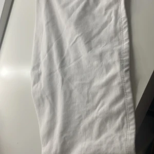 Vit tub top - Snygga vit tub topi ett mjukt och bekvämt material. Perfekta för en stilren look. Passar bra till både vardag och mer uppklädda tillfällen.