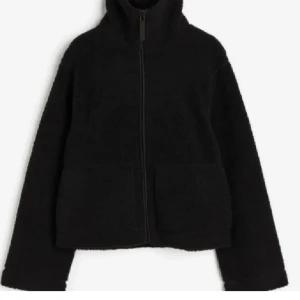 Svart teddyjacka med dragkedja - Populära teddy jackan från H&M, är i storlek S men skulle nog säga att den är med åt XS. Kan tänka mig att gå ner i pris vid snabb affär