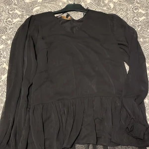 En svart blus från Pernilla Wahlgren - En fin svart blus från Pernilla Wahlgren. Tröjan kommer inte till använding och därför säljs💗Den är i nytt skick💗ni kan fråga om bilder💕