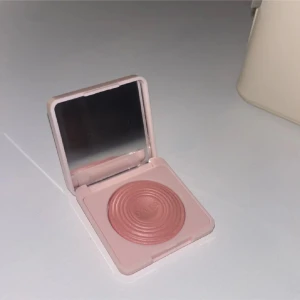 Rosa rouge från CAIA - Säljer ett rosa rouge från CAIA i en snygg fyrkantig förpackning med inbyggd spegel. Färgen är i wild strawberry o är endast testad 2 gånger! 