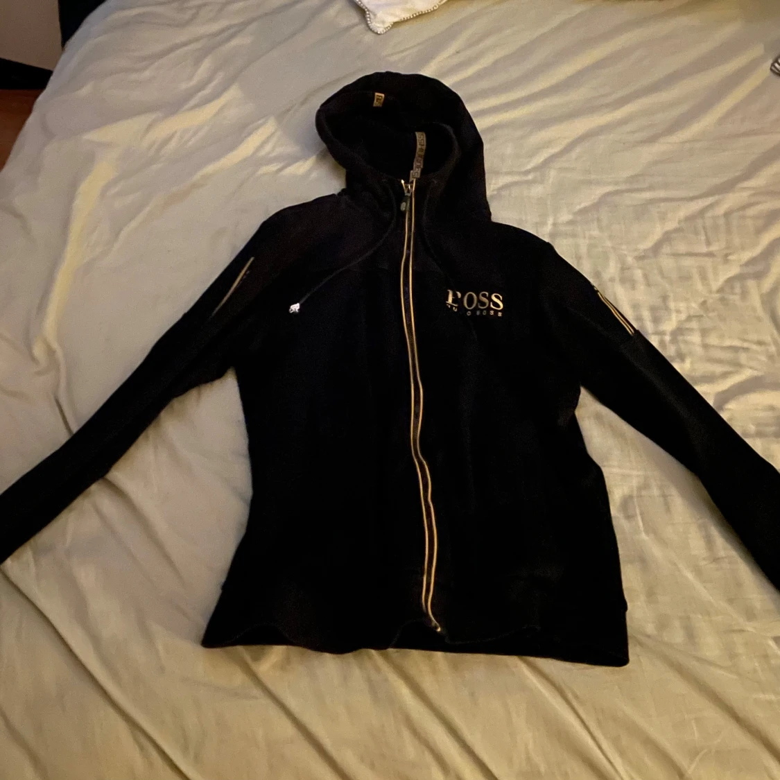 Svart,guld hoddie från Hugo boss  - 1