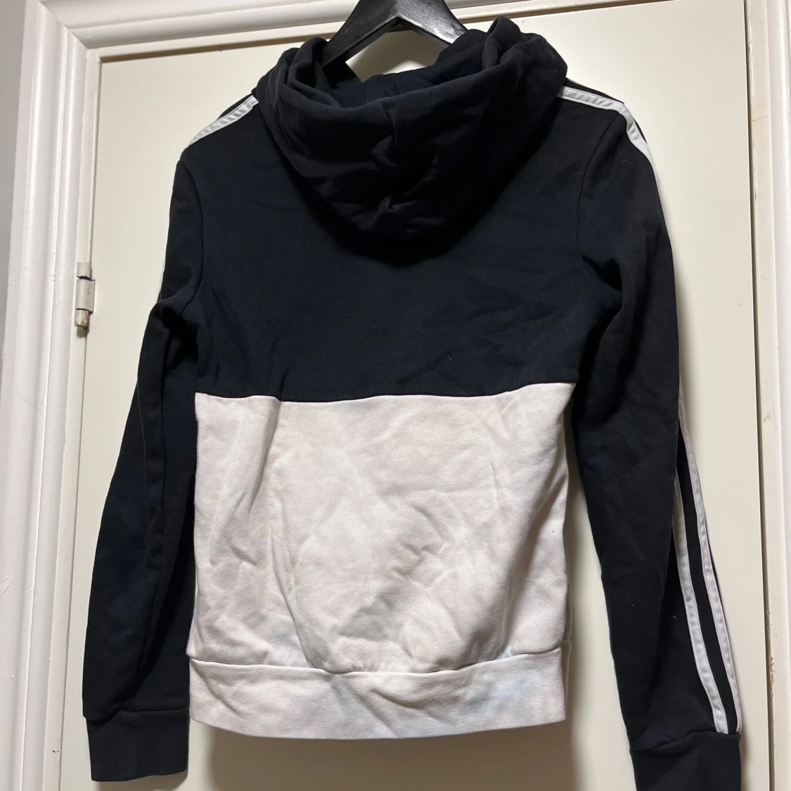 Svart och vit hoodie från Adidas - 91