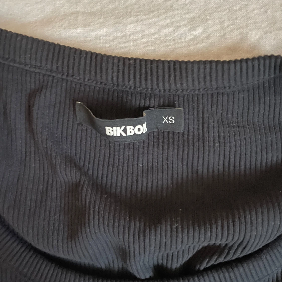 Svart ribbad topp från Bik Bok - 90