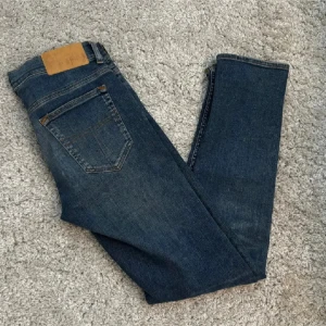 Blå jeansbyxor - Ett par väldigt fina tiger or sweden jeans som nästan aldrig är använda. Skick 9,5/10. Hör av er vid frågor!