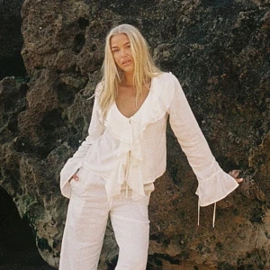 Moa Mattsson x nakd - Finaste blusen från Moa Mattsons kollektion med nakd. Aldrig använd med prislappen kvar. Storlek 42 men passar även mindre storlek beroende på hur man vill att den ska sitta 