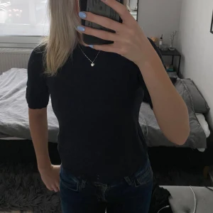 mörkblå finstickad tshirt - använd fåtal gånger!