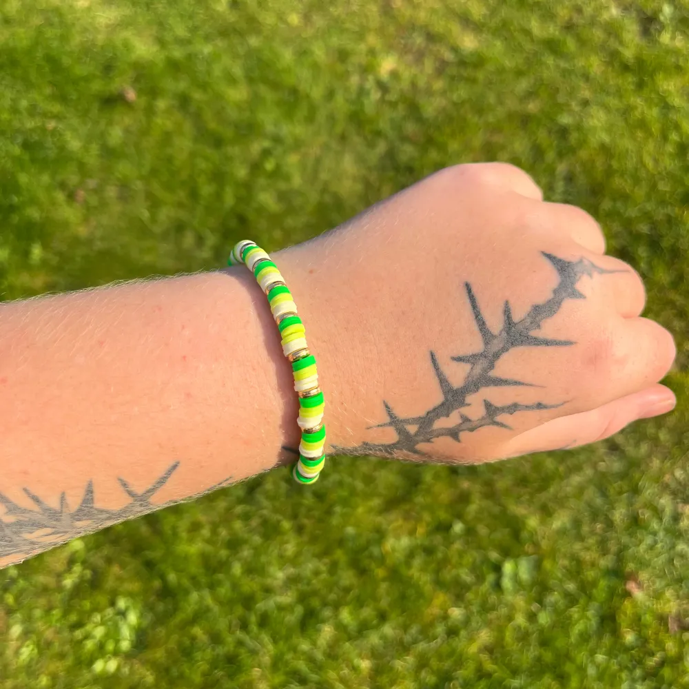 Säljer ett supercoolt armband med pärlor i grönt, gult och vitt. Perfekt för att liva upp vilken outfit som helst! Armbandet är elastiskt och passar de flesta handleder. Perfekt accessoar för sommarens alla äventyr! 🌞. Asusteet.