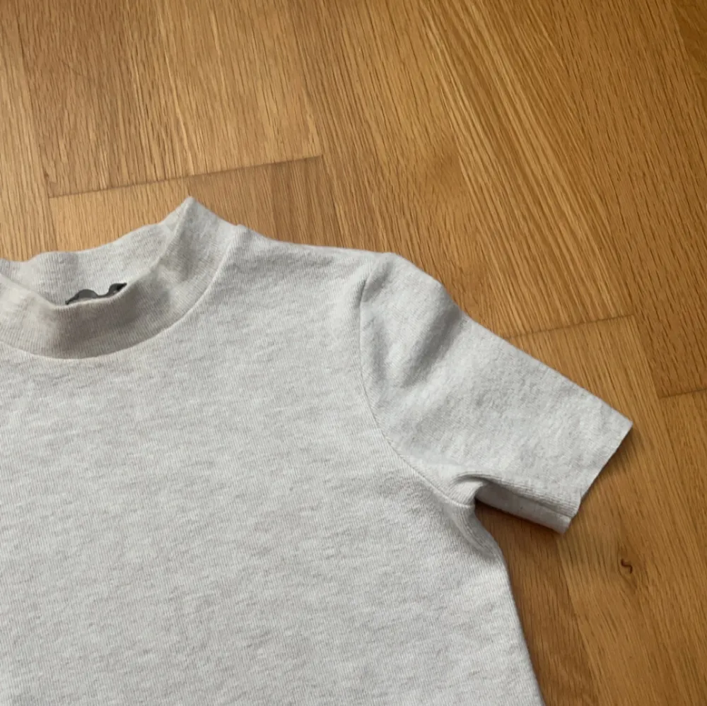 Jättefin t-shirt från Zara i lite tjockare material, kommer inte till användning & är i super fint skick! 💕Lite vit/ beige i färgen 💕💕. T-shirts.