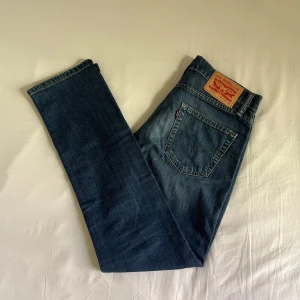 Levis 511 30/30 - Levi’s jeans 511 i färgen blå. Storlek 30/30 och i mycket fint skick. Nypris 1199, köp för endast 299kr.