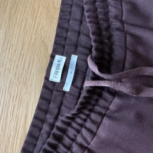 Filippa k kostymbyxor - Strl. 46, vinröd/brun färg, resor i midjan, fickor, snygg modell.