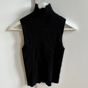 Croptopp med polokrage - Säljer denna toppen från zara❤️