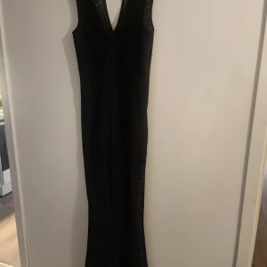 Svart spets jumpsuit - Fint skick, thigtare ovanpå, lösare i benen.