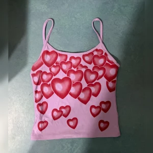 Y2K Linne - Söt Y2K linne, aldrig använd. Väldigt stretchig. Står att det är storlek M/L men skulle säga att det är en storlek XS/S. Pris kan diskuteras vid snabb affär. 