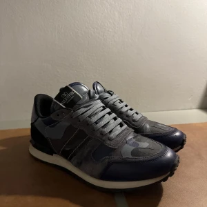 Valentino rockrunner - Intresskoll på dessa valentino rockrunner skor. Dessa är väldigt unika och väldigt sällsynta vad jag vet och är otroligt snygga! Dem e i storlek 41,5. Allt og följer med det e bara att jag ej har de på plats just nu. Skric för mer info!