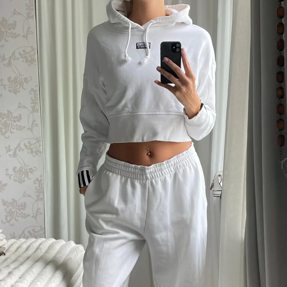 Croppad hoodie den adidas! Väldigt fin men går ej till användning! Använd fåtal gånger Storlek syns på bild, har svårt att tolka om det är M eller L. Passar även en S beroende på vilken passform önskas. Hoodies.