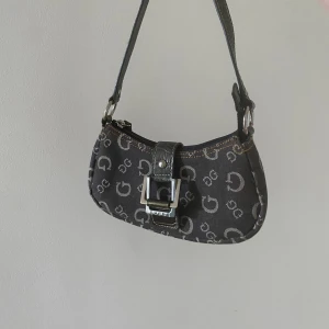 Vintage guess väska  - Köptes för cirka ett halvår sen, sparsamt använd. Jag har tyvärr inget inköpskvitto då den köptes second hand. Se väskans detaljer på bilderna. Kontakta mig för fler bilder.  Priset går att diskutera!!