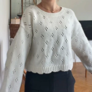 Stickad tröja - Vit suuperfin stickad tröja från Lindex!! Strl XL men passar mig perfekt som har XS/S!! Köp direkt för 200:- eller skriv privat och lägg eget bud🌸