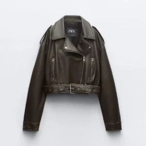 Skinnjacka Zara - Min populära skinnjacka från Zara som i princip är ny men inte används så mkt (jackan har en liten defekt på insidan men det går att fixa), säljs för ett bra pris och perfekt nu när vädret börjar bli lite kallare💗