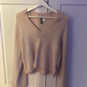 Rosa v-ringad tröja - Jag säljer denna rosa v-ringade tröjan ifrån h&m för att den aldrig kommer till användning. Den är använd 3 gånger och är i jätte bra skick! Den är xxs men passar även xs!  Såld för 299kr men säljer för 100kr