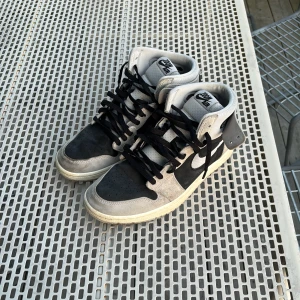Air Jordan 1  - Säljer mina nästan nya jordans de sitter bra men vill ha något annat har tyvärr inte original låda men är köpta från Nike hemsida. Köpta för 1990💯🔥skulle säga  skicket är 9/10